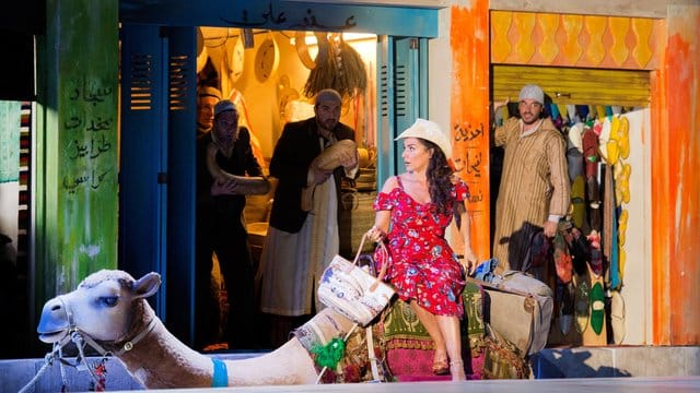 Die italienische Starsopranistin und Intendantin der Pfingstfestspiele Cecilia Bartoli stellt in der Oper "L'italiana in Algeri" die Isabella dar. Die italienische Starsopranistin und Intendantin der Pfingstfestspiele Cecilia Bartoli stellt in der Oper "L'italiana in Algeri" die Isabella dar.