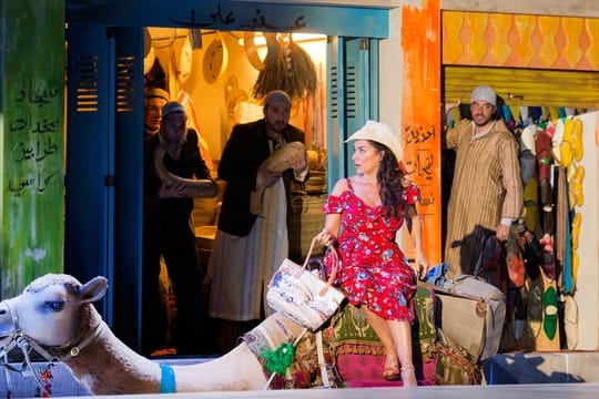 Die italienische Starsopranistin und Intendantin der Pfingstfestspiele Cecilia Bartoli stellt in der Oper "L'italiana in Algeri" die Isabella dar.