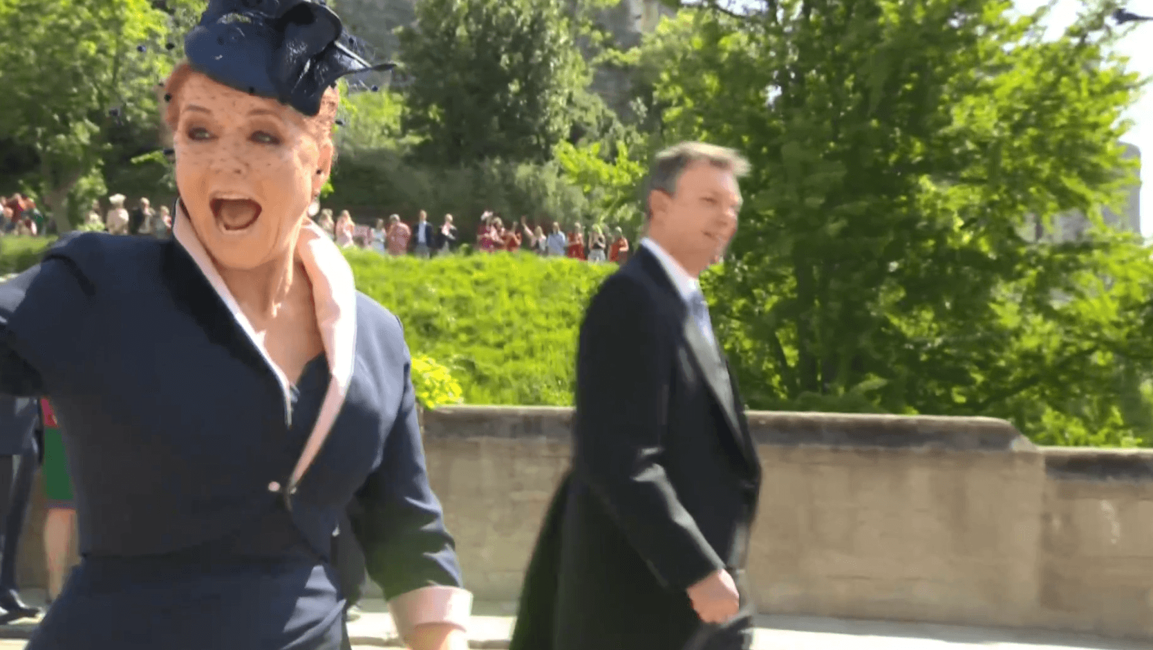 Sie hat richtig Lust auf die Hochzeit: Prinz Harrys Tante ist da.