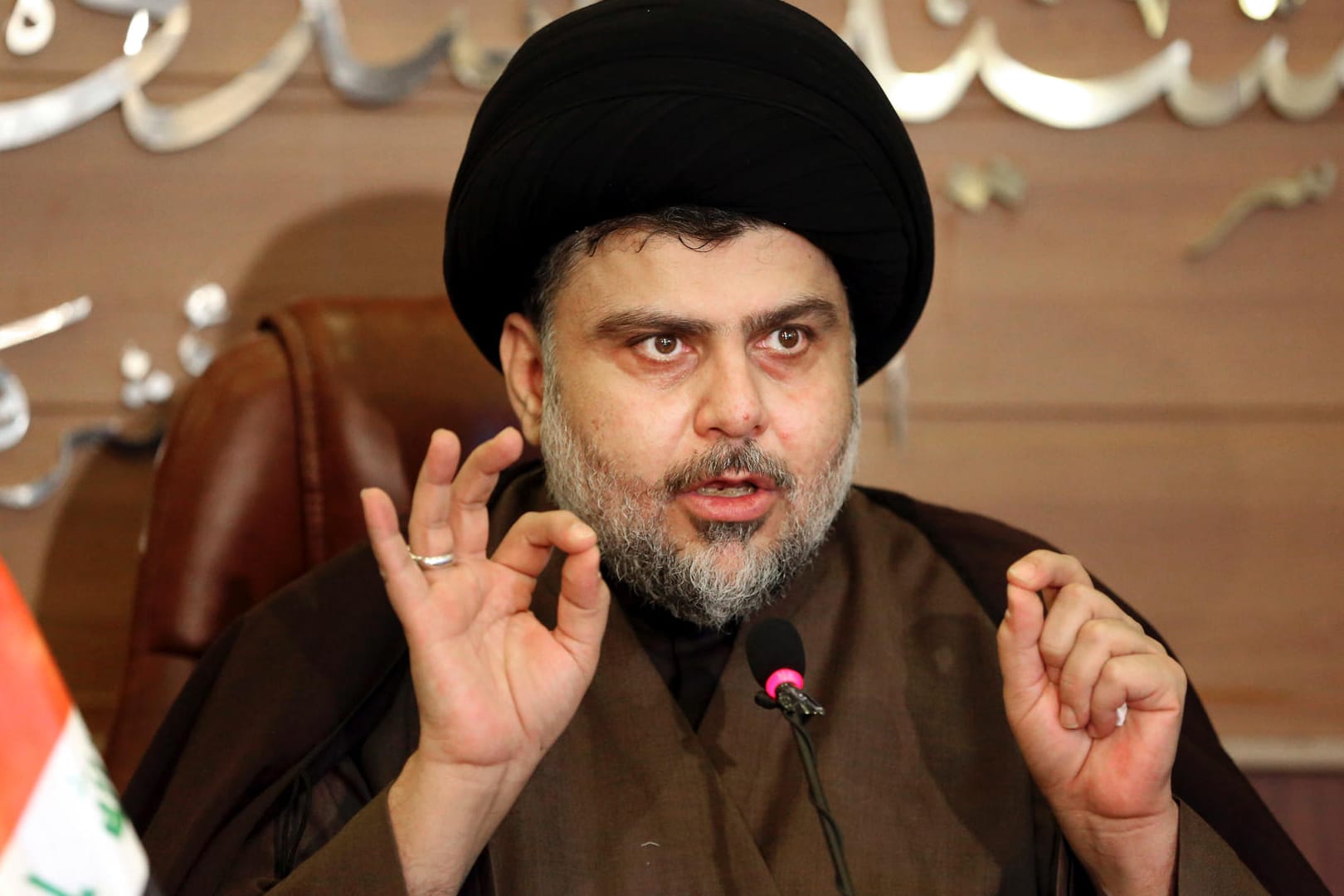 Muktada al-Sadr, schiitischer Geistlicher, während einer Pressekonferenz: Der Geistliche Al-Sadr hat mit seiner Liste die Parlamentswahl im Irak gewonnen.