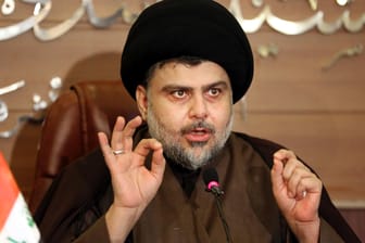 Muktada al-Sadr, schiitischer Geistlicher, während einer Pressekonferenz: Der Geistliche Al-Sadr hat mit seiner Liste die Parlamentswahl im Irak gewonnen.
