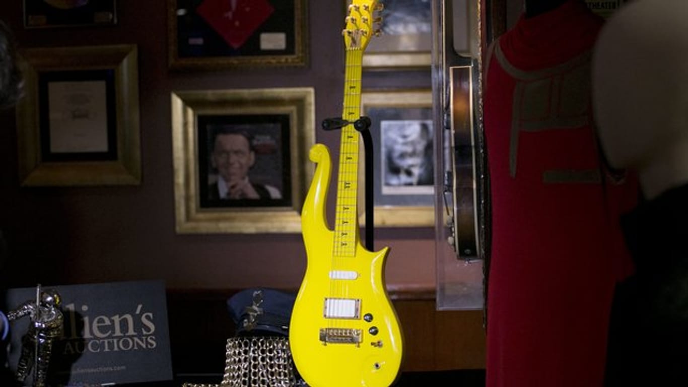 Die "Yellow Cloud"-Gitarre des US-Sängers Prince wurde für 225 000 Dollar versteigert.