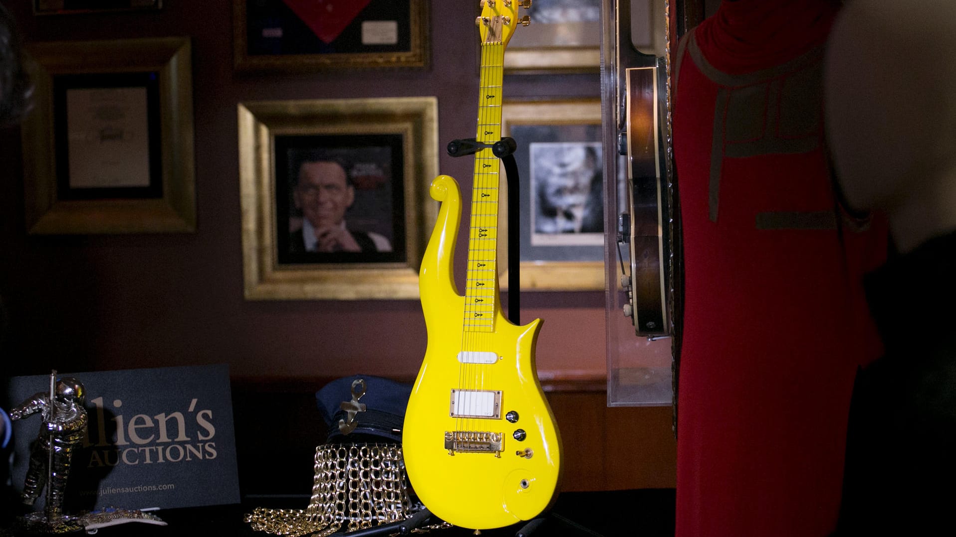 Die "Yellow Cloud" Gitarre des US-Sängers Prince wird im Hard Rock Cafe ausgestellt: Die Gitarre wurde zusammen mit weiteren Gegenständen aus dem Besitz des Sängers Prince versteigert. Die "Yellow Cloud" Gitarre des US-Sängers Prince wird im Hard Rock Cafe ausgestellt: Die Gitarre wurde zusammen mit weiteren Gegenständen aus dem Besitz des Sängers Prince versteigert.