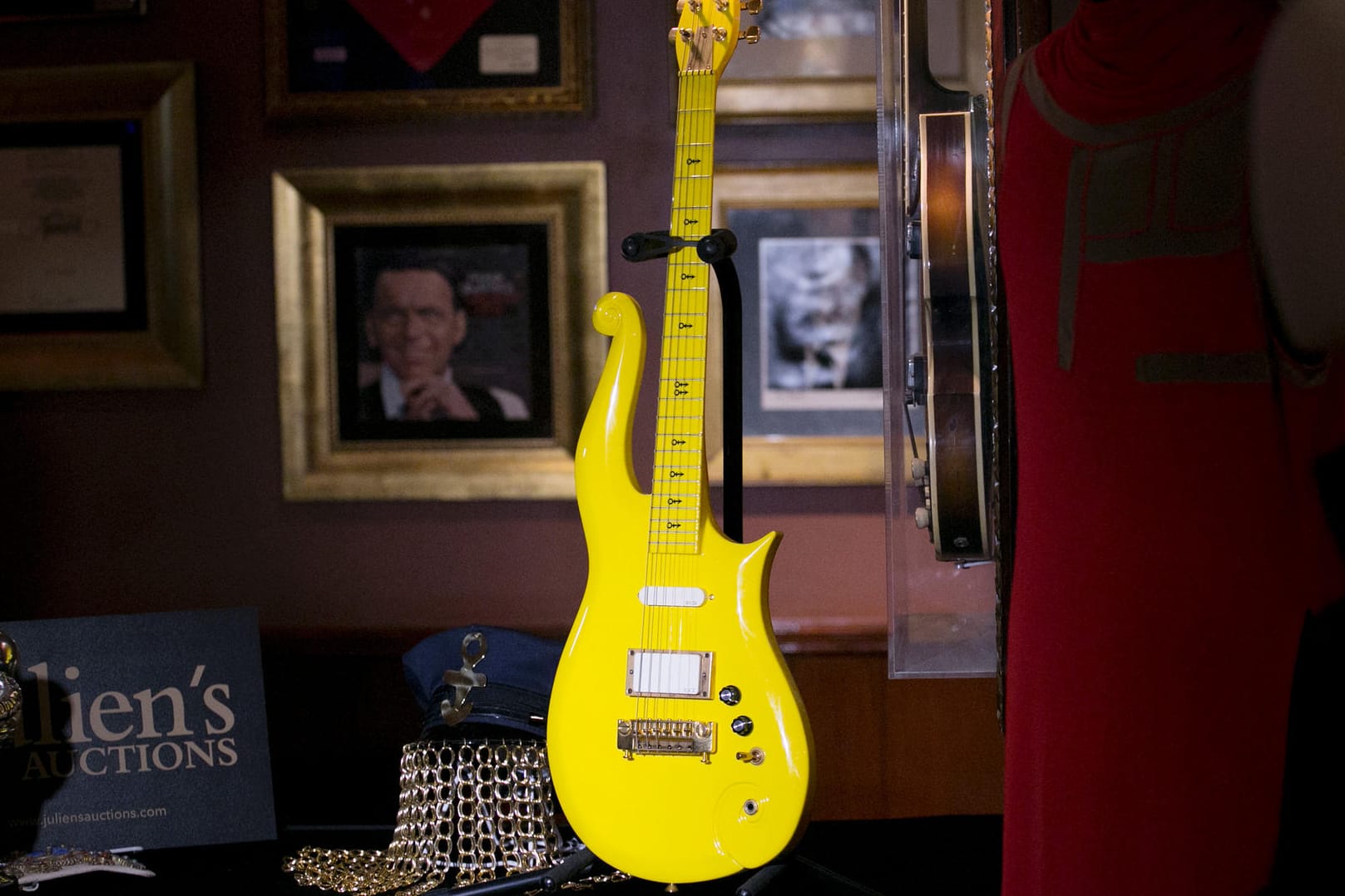 Die "Yellow Cloud" Gitarre des US-Sängers Prince wird im Hard Rock Cafe ausgestellt: Die Gitarre wurde zusammen mit weiteren Gegenständen aus dem Besitz des Sängers Prince versteigert.