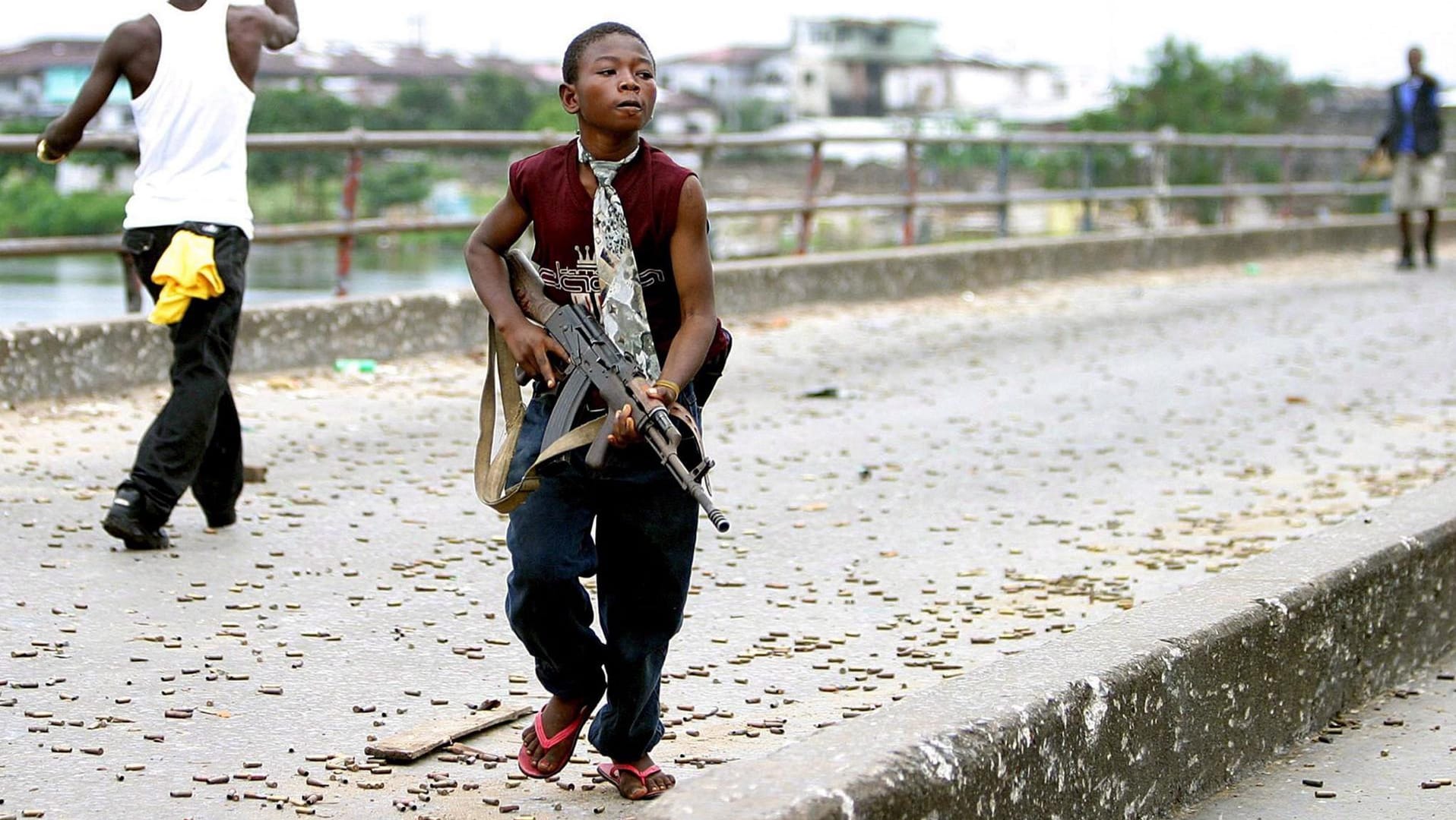 Ein Kindersoldat der liberianischen (Symbolbild): Mehr als 200 Kindersoldaten sind jetzt im Südsudan freigekommen. Ein Kindersoldat der liberianischen (Symbolbild): Mehr als 200 Kindersoldaten sind jetzt im Südsudan freigekommen.