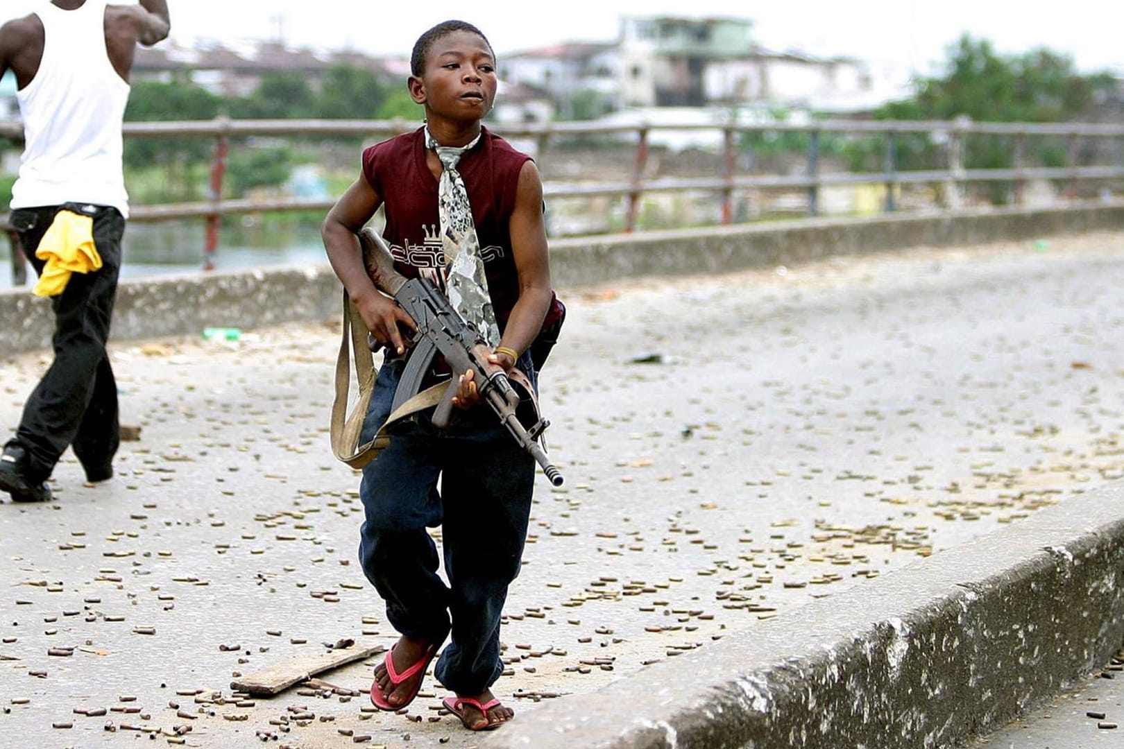 Ein Kindersoldat der liberianischen (Symbolbild): Mehr als 200 Kindersoldaten sind jetzt im Südsudan freigekommen.
