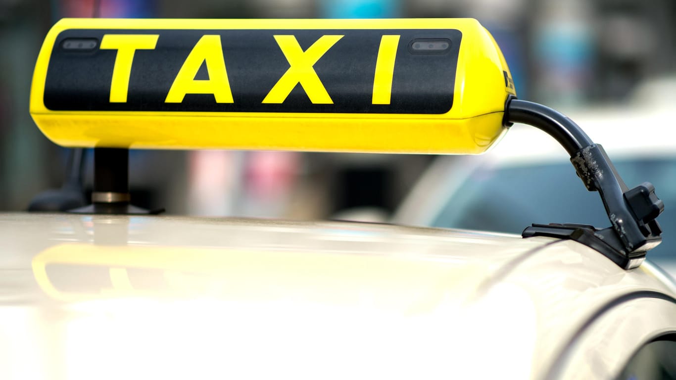 Ein Taxi an einem Taxistand (Symbolbild): Am Dienstagabend versuchte ein Unbekannter, einen Taxifahrer zu überfallen.