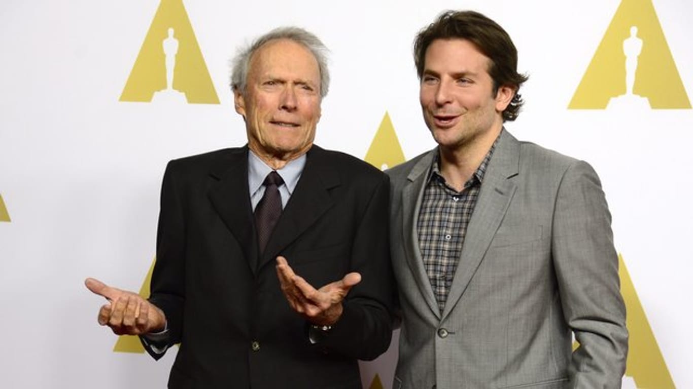 Der US-Schauspieler Bradley Cooper (r) könnte in dem neuen Film des Regisseurs Clint Eastwood eine Rolle übernehmen.