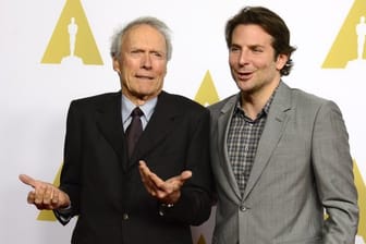 Der US-Schauspieler Bradley Cooper (r) könnte in dem neuen Film des Regisseurs Clint Eastwood eine Rolle übernehmen.