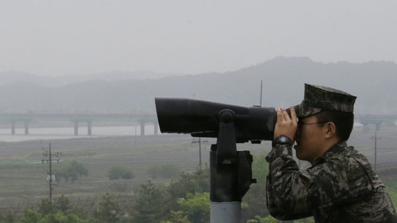 Ein Soldat der südkoreanischen Marine blickt durch ein Fernglas in Richtung Nordkorea.
