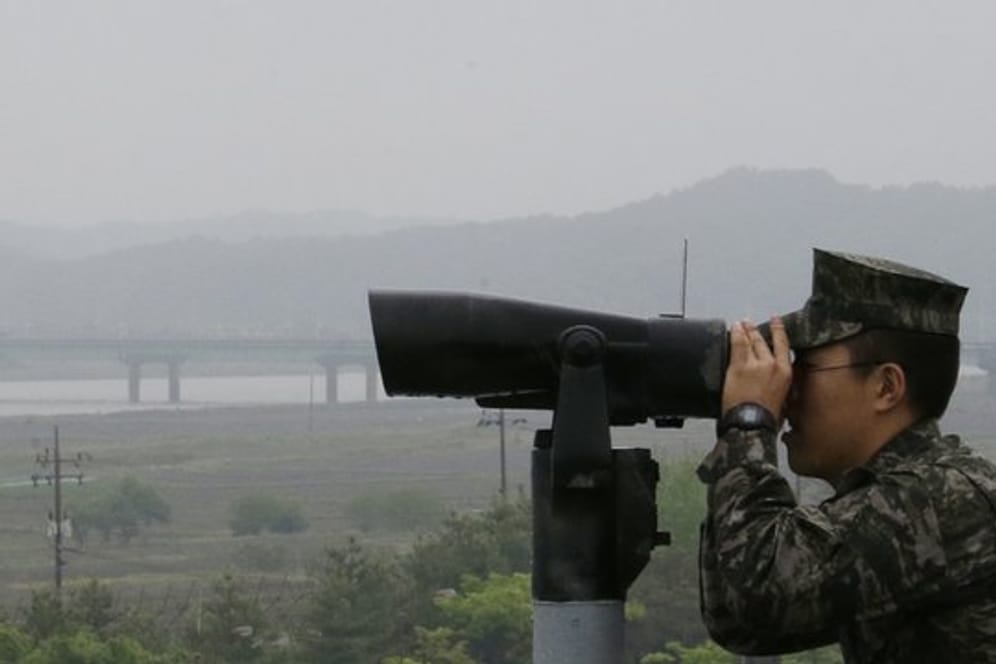 Ein Soldat der südkoreanischen Marine blickt durch ein Fernglas in Richtung Nordkorea.
