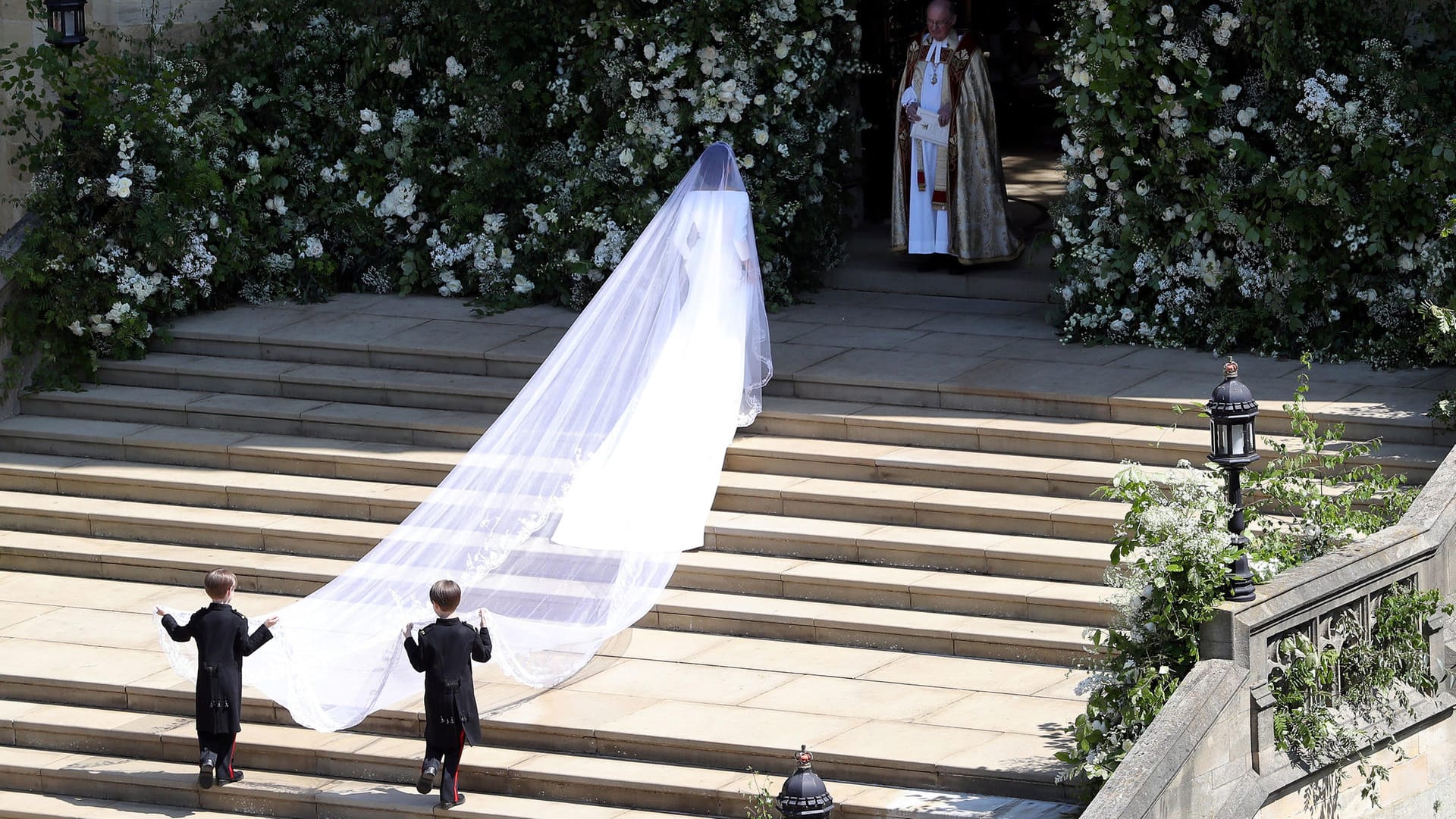 53 dreidimensionalen Blumen: Der Schleier birgt ein Geheimnis.