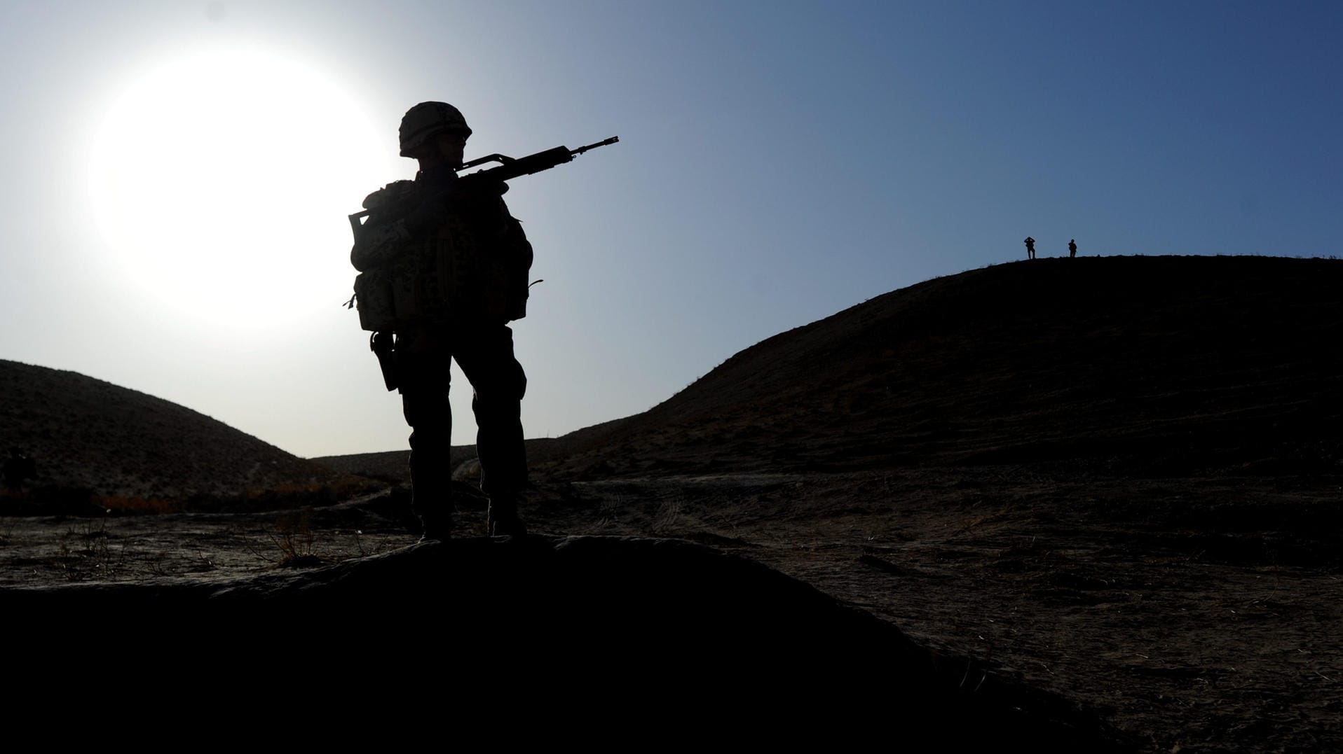 Ein Bundeswehrsoldat patrouilliert zu Fuß mit einem G36 in der Nähe von Charrah Darreh nahe Kundus: Die Zahl der PTBS-Erkrankungen bei Soldaten bleibt hoch.