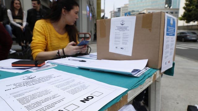 Eine Frau betreut einen Stand, an dem Anhänger der rechtspopulistischen Partei Lega über den Regierungsvertrag in Italien abstimmen. Eine Frau betreut einen Stand, an dem Anhänger der rechtspopulistischen Partei Lega über den Regierungsvertrag in Italien abstimmen.