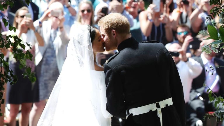 Harry und Meghan: Der erste Kuss als Mann und Frau.