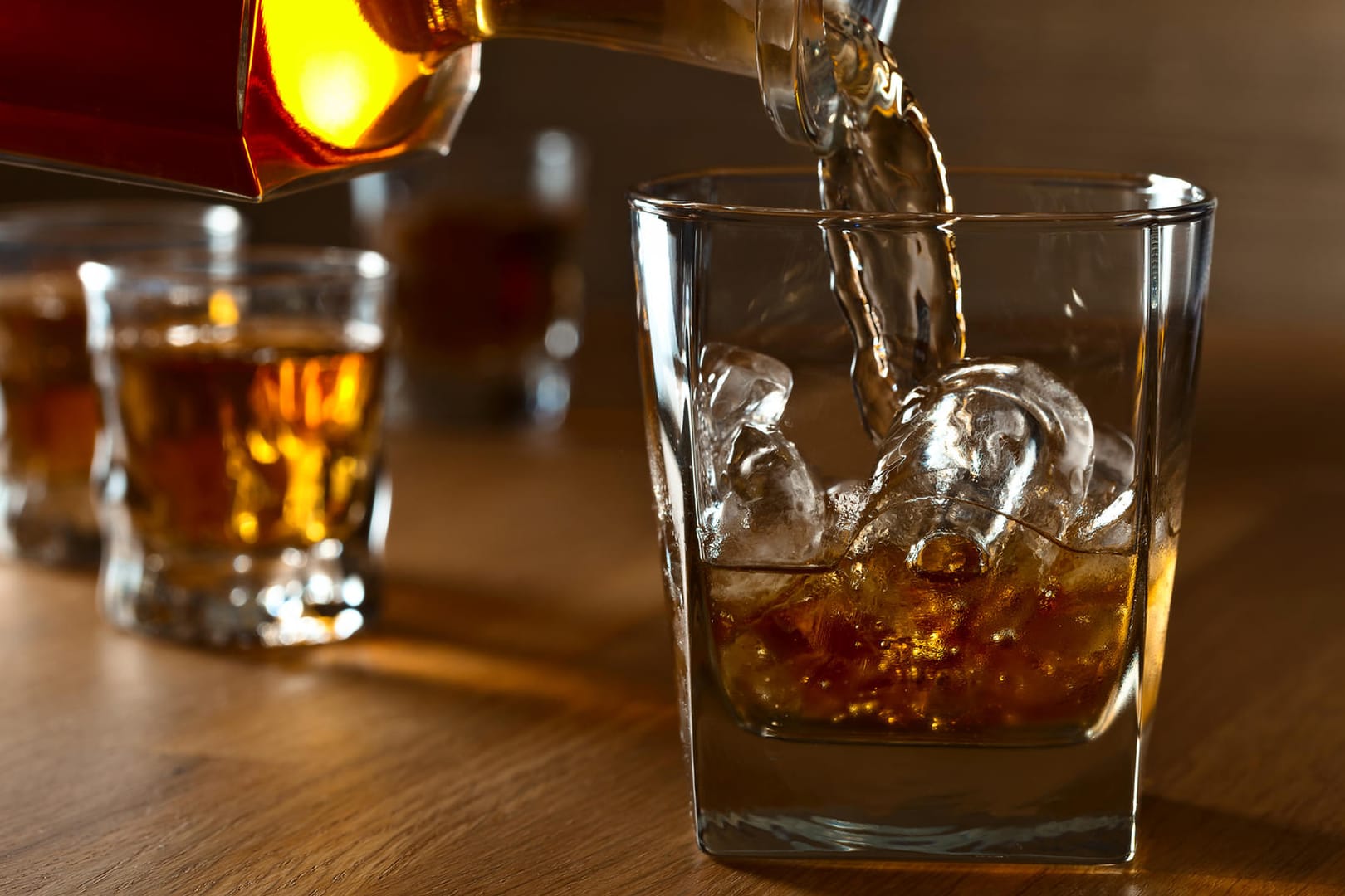 Whisky-Gläser auf einem Tisch: Whsiky-Flasche erzielt bei Auktion fast eine Million Euro.