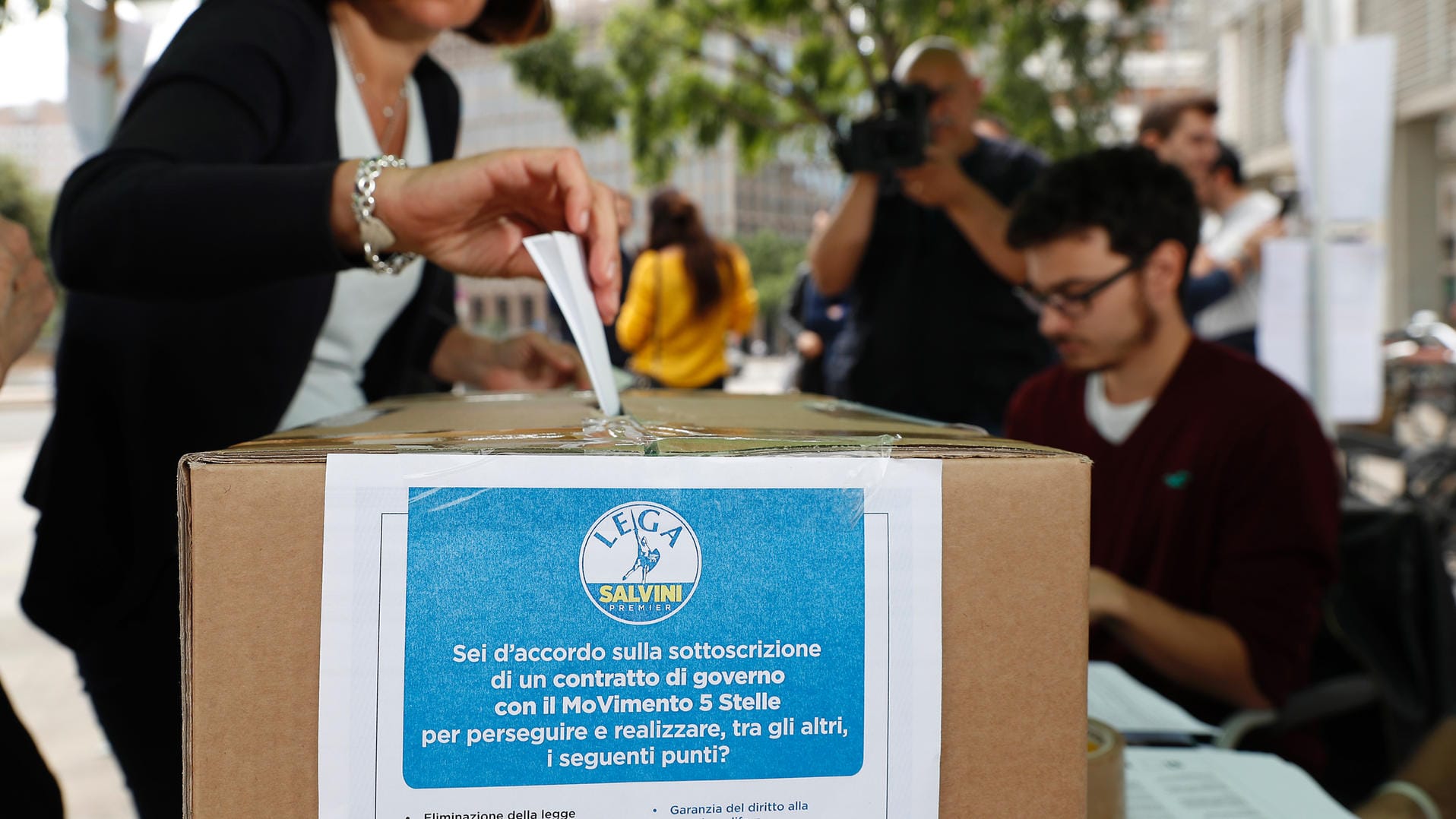 Eine Anhängerin der rechtspopulistischen Partei Lega stimmt über den Regierungsvertrag in Italien ab: Nach der Fünf-Sterne-Bewegung lässt am Wochenende auch die rechtspopulistische Lega über den Regierungsvertrag in Italien abstimmen. Eine Anhängerin der rechtspopulistischen Partei Lega stimmt über den Regierungsvertrag in Italien ab: Nach der Fünf-Sterne-Bewegung lässt am Wochenende auch die rechtspopulistische Lega über den Regierungsvertrag in Italien abstimmen.