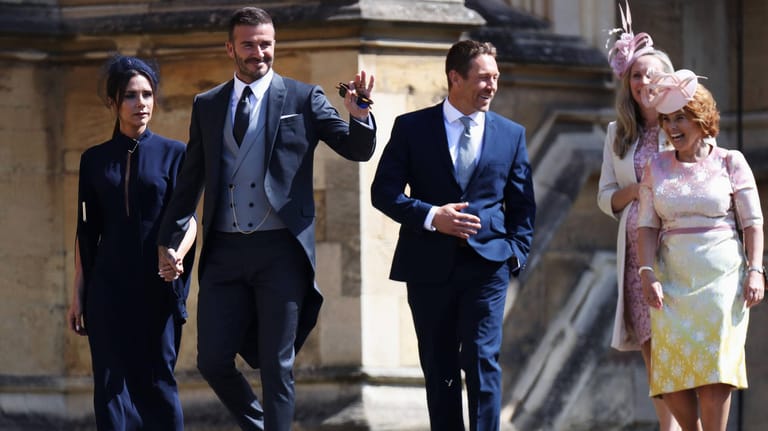 Alle gut drauf, außer Posh: Während David Beckham und die anderen Gäste strahlen, zieht Victoria Beckham einen Schmollmund.
