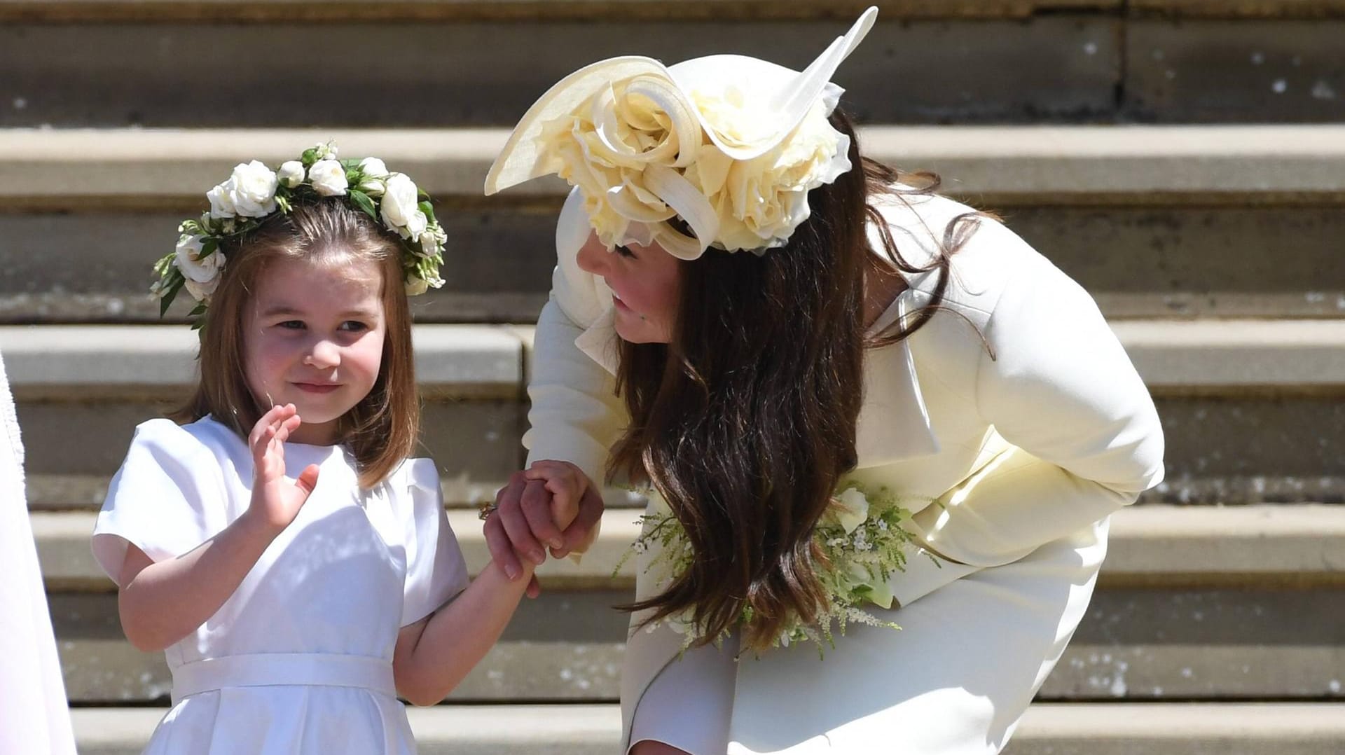 Royales Doppelpack: Prinzessin Charlotte winkte an der Hand von Herzogin Kate fröhlich in die Runde.