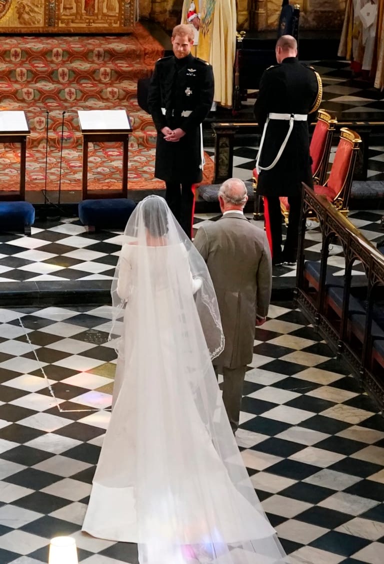 Prinz Harry wartet: Prinz Charles führt Meghan zum Altar.