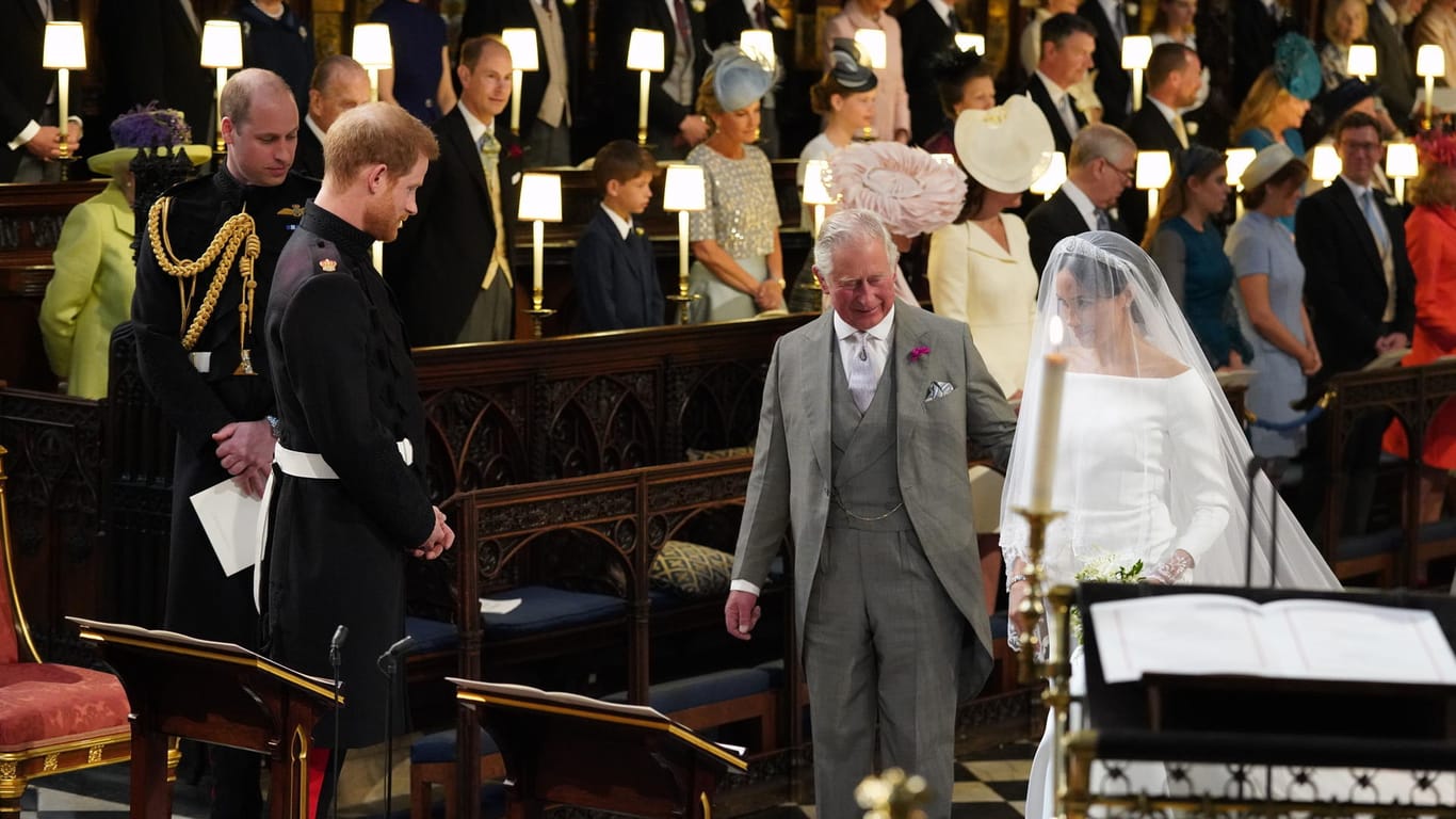 Kurz vor dem Jawort: Prinz Charles übergibt seinem Sohn die Braut.