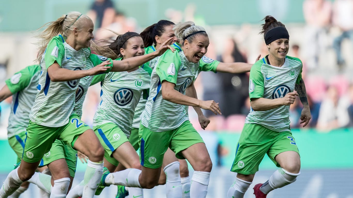 Die Wolfburger Spielerinnen freuen sich über den Sieg nach dem letzten Elfer.