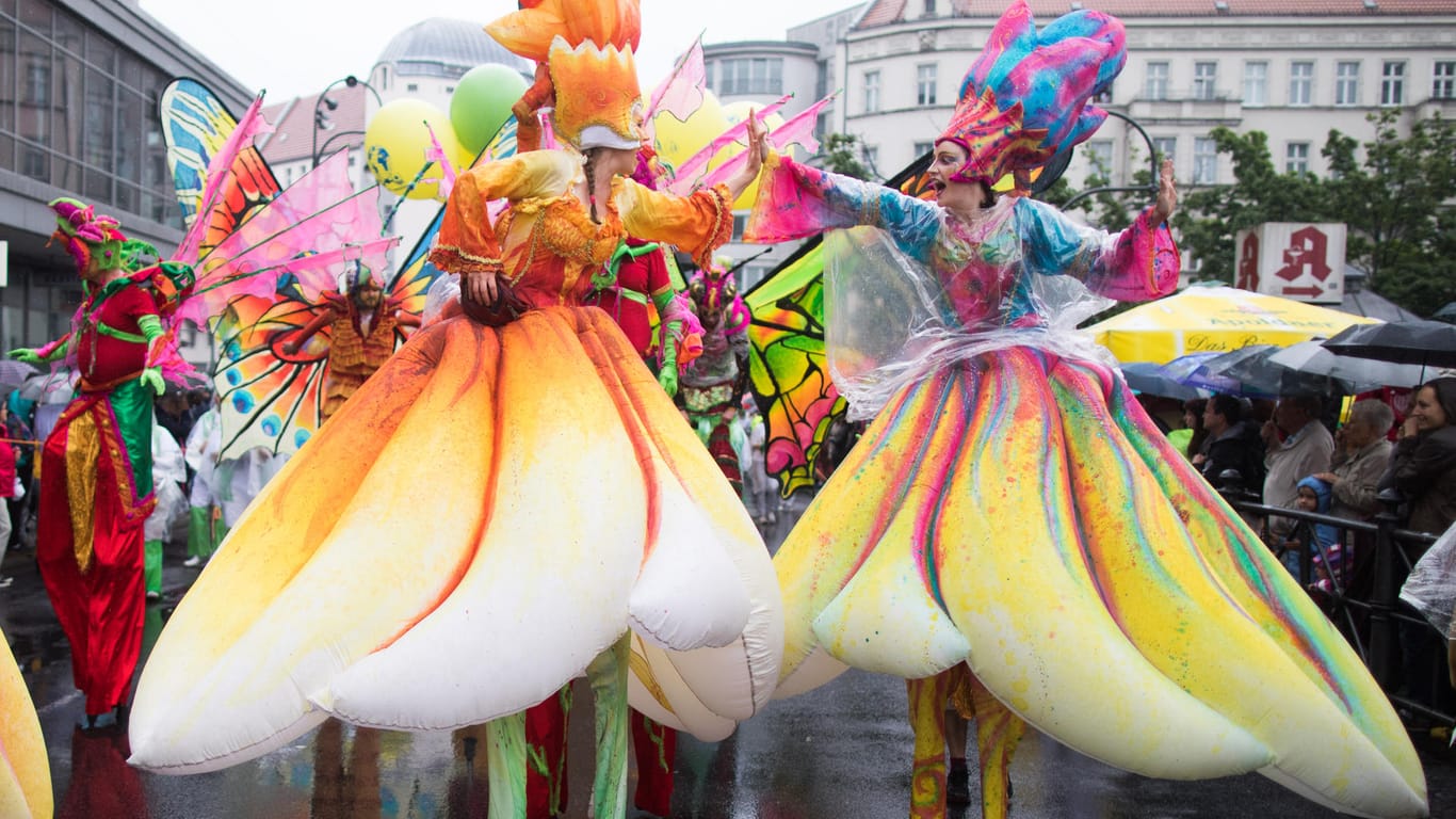 Trotz Regens im vergangenen Jahr nehmen Teilnehmer gut gelaunt am Karneval der Kulturen teil: Der diesjährige "Karneval der Kulturen" startet bei blauem Himmel.