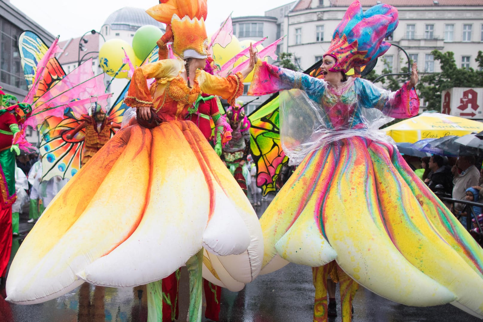 Trotz Regens im vergangenen Jahr nehmen Teilnehmer gut gelaunt am Karneval der Kulturen teil: Der diesjährige "Karneval der Kulturen" startet bei blauem Himmel.