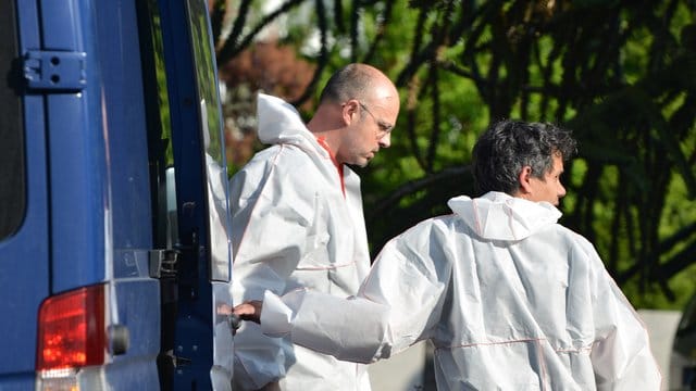 Polizisten der Spurensicherung vor dem Haus, in dem ein Mann in Saarbrücken zwei Männer erschossen und zwei Frauen verletzt hat. Polizisten der Spurensicherung vor dem Haus, in dem ein Mann in Saarbrücken zwei Männer erschossen und zwei Frauen verletzt hat.