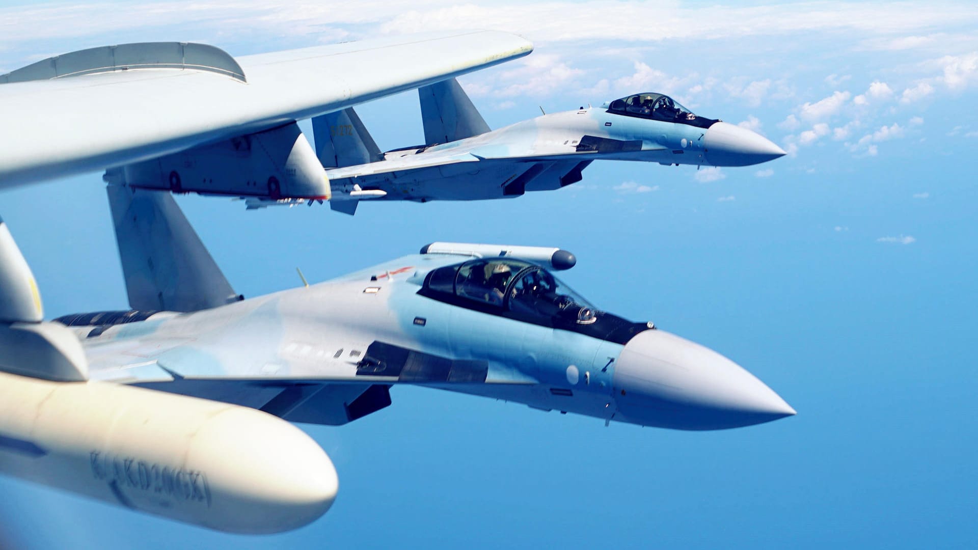 Zwei Suchoi-SU-35-Kampfflugzeuge über dem Südchinesischen Meer