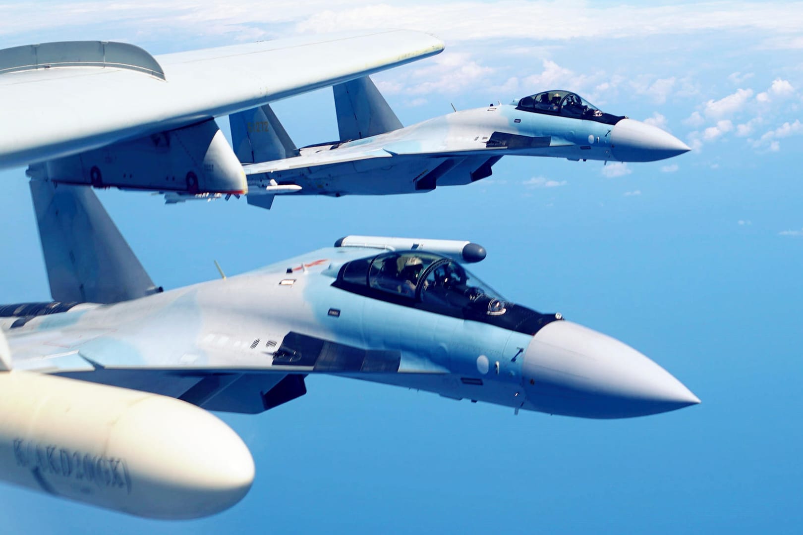 Zwei Suchoi-SU-35-Kampfflugzeuge über dem Südchinesischen Meer