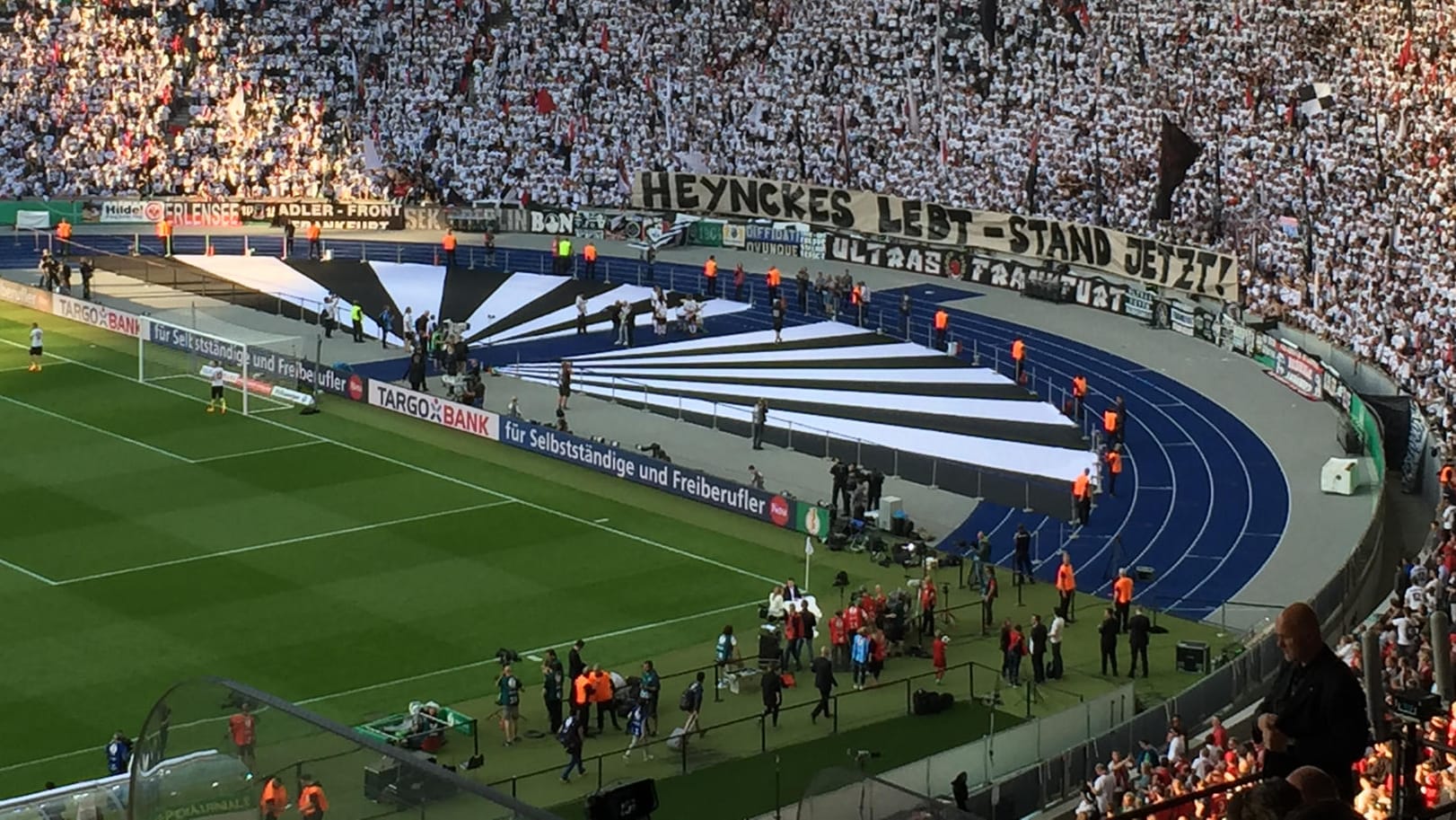 Daneben: Das geschmacklose Banner der Frankfurter Anhänger vor dem DFB-Pokalfinale.