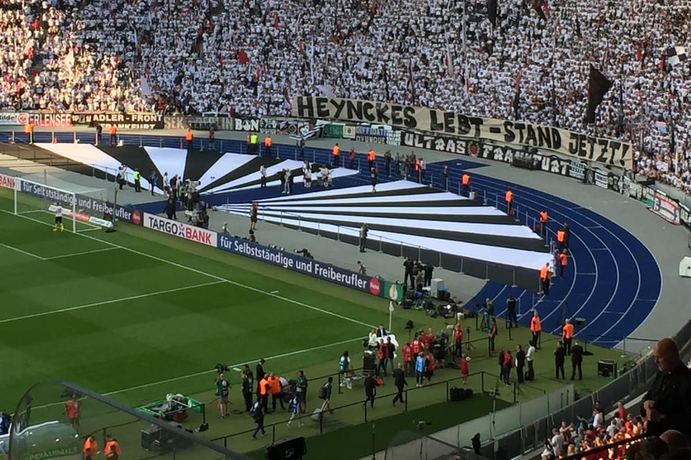 Daneben: Das geschmacklose Banner der Frankfurter Anhänger vor dem DFB-Pokalfinale.