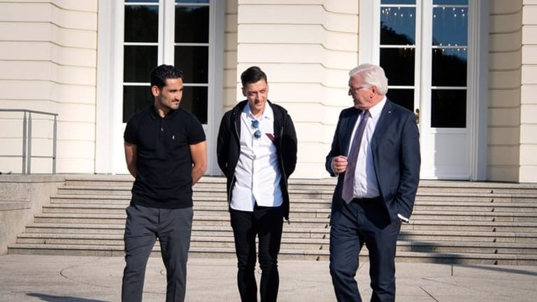 Bundespräsident Frank-Walter Steinmeier (r), mit Ilkay Gündogan (l) und Mesut Özil im Schloss Bellevue.