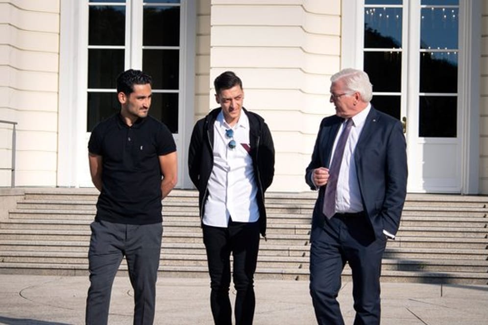 Bundespräsident Frank-Walter Steinmeier (r), mit Ilkay Gündogan (l) und Mesut Özil im Schloss Bellevue.