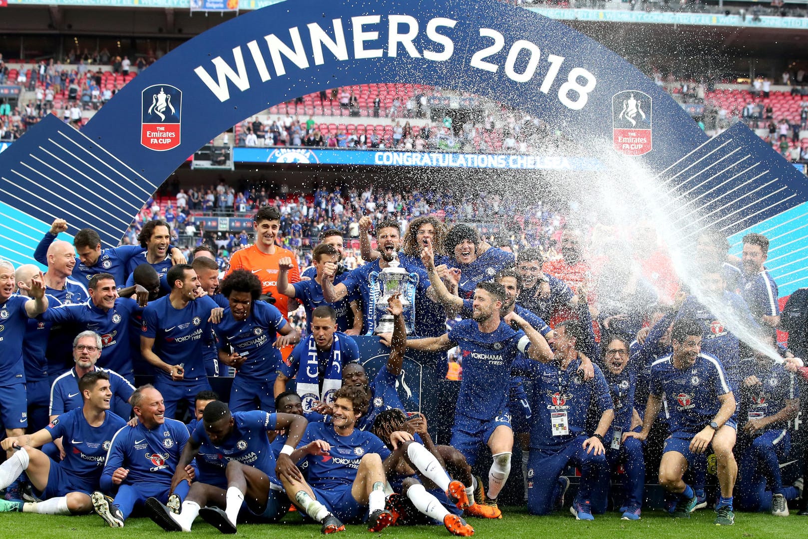 Chelseas Olivier Giroud (M) hält die Trophäe und jubelt mit seinen Teamkollegen.
