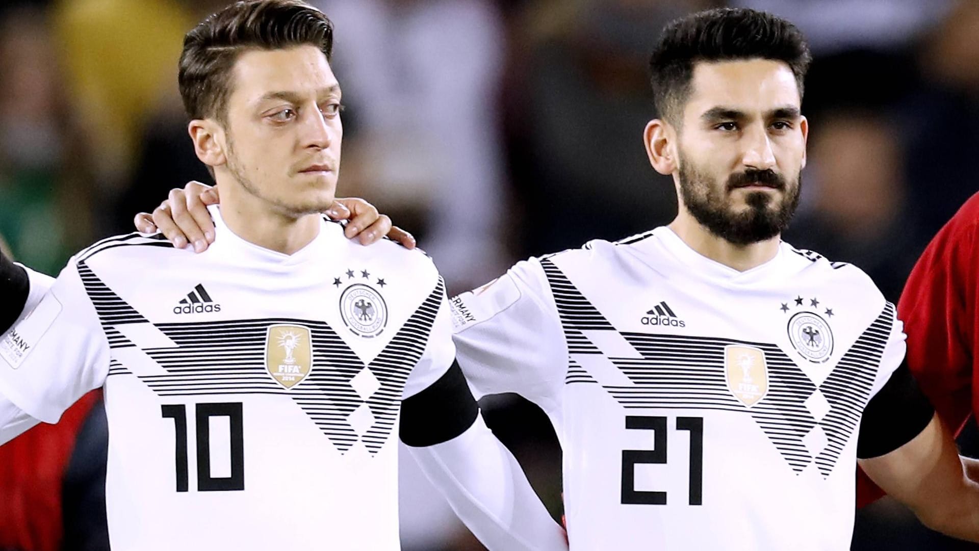 In der Kritik: Die Nationalspieler Özil (li.) und Gündogan.