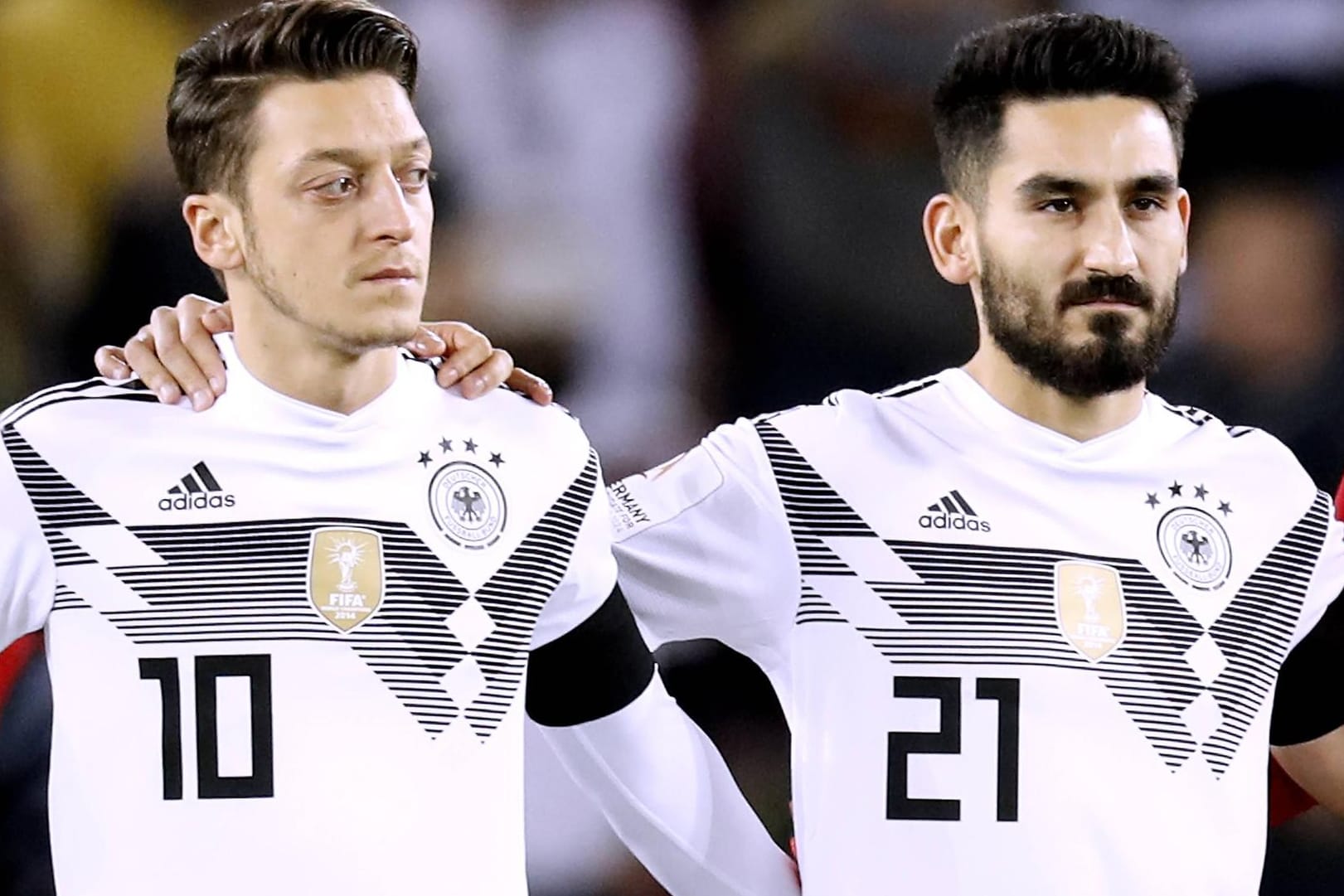 In der Kritik: Die Nationalspieler Özil (li.) und Gündogan.