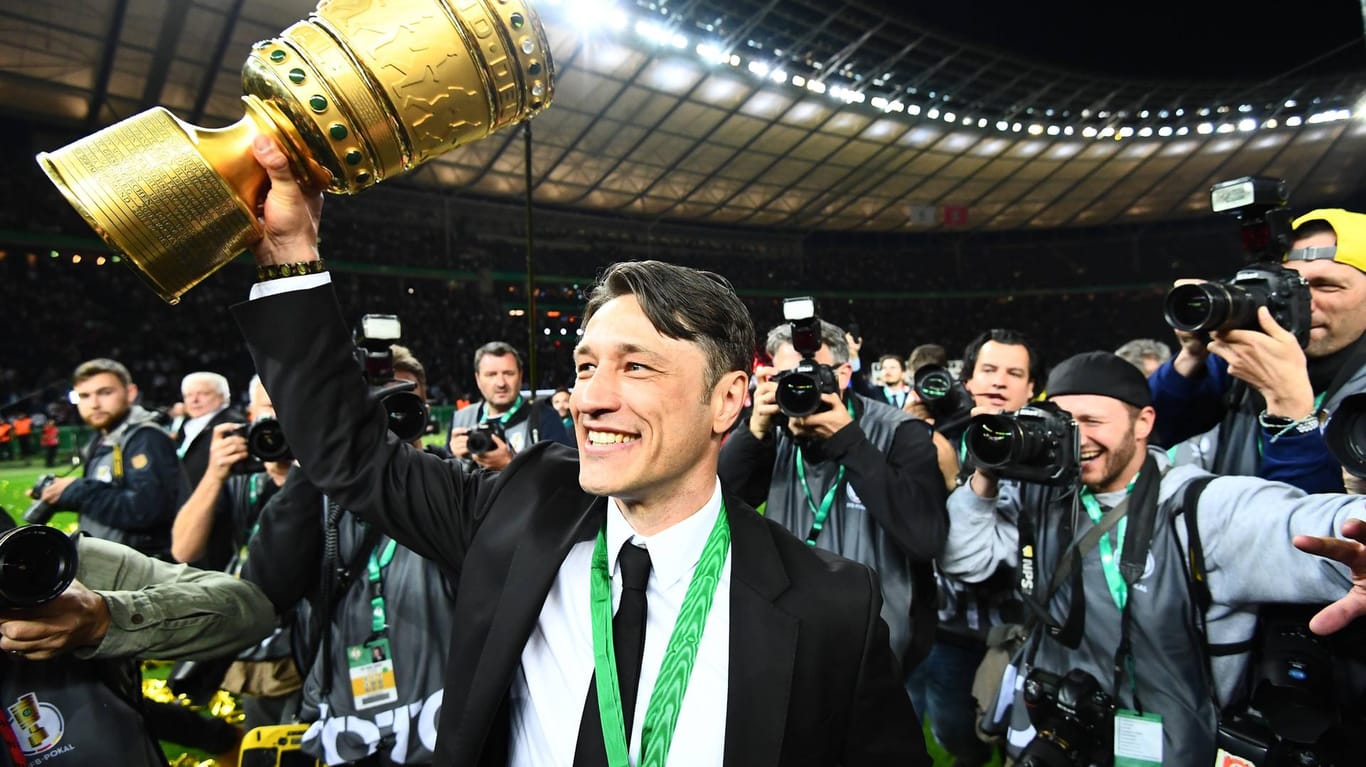 Ein Moment, den er nie vergessen wird: Niko Kovac mit dem DFB-Pokal.