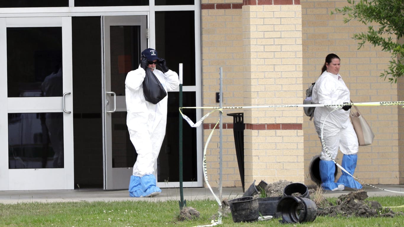 Spurensicherung nach dem Massaker an der Santa Fe High School in Texas: Die Details der Tat erschüttern.