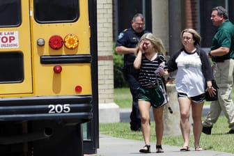 Trauer und Entsetzen nach dem Schulmassaker an der Santa Fe High School in Texas: Der Täter hat ein Geständnis abgelegt.