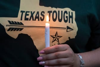 Öffentliches Gebet nach dem Amoklauf in einer High School in Texas.