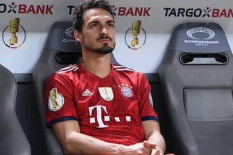 Resigniert: Mats Hummels auf der Bayern-Bank beim Pokalfinale in Berlin.