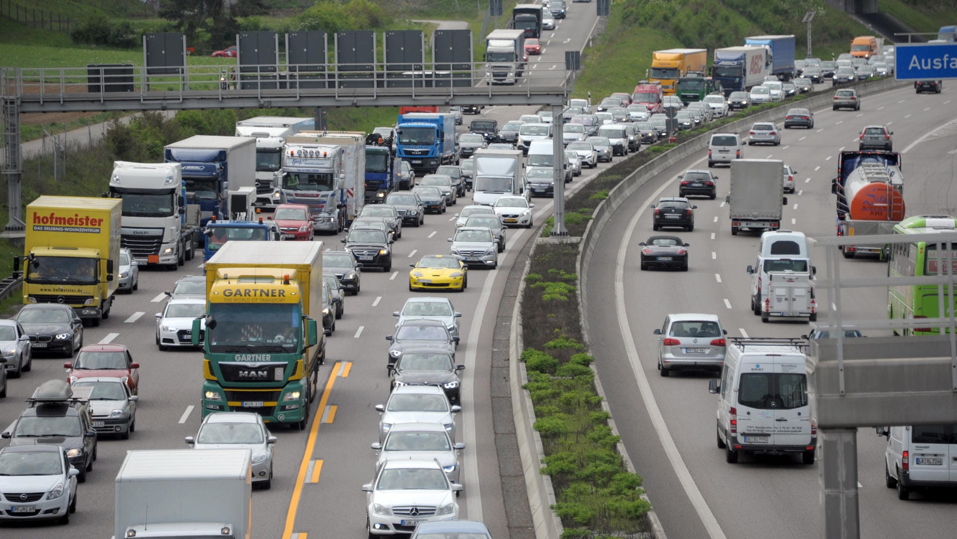 Fahrzeuge stauen sich: Wer im Stau feststeckt, sollte den Motor auch bei kurzen Wartezeiten ausschalten. Fahrzeuge stauen sich: Wer im Stau feststeckt, sollte den Motor auch bei kurzen Wartezeiten ausschalten.