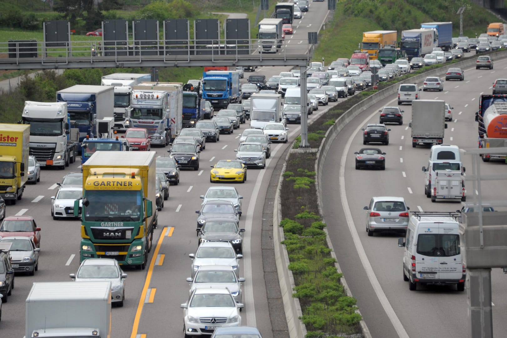 Fahrzeuge stauen sich: Wer im Stau feststeckt, sollte den Motor auch bei kurzen Wartezeiten ausschalten.