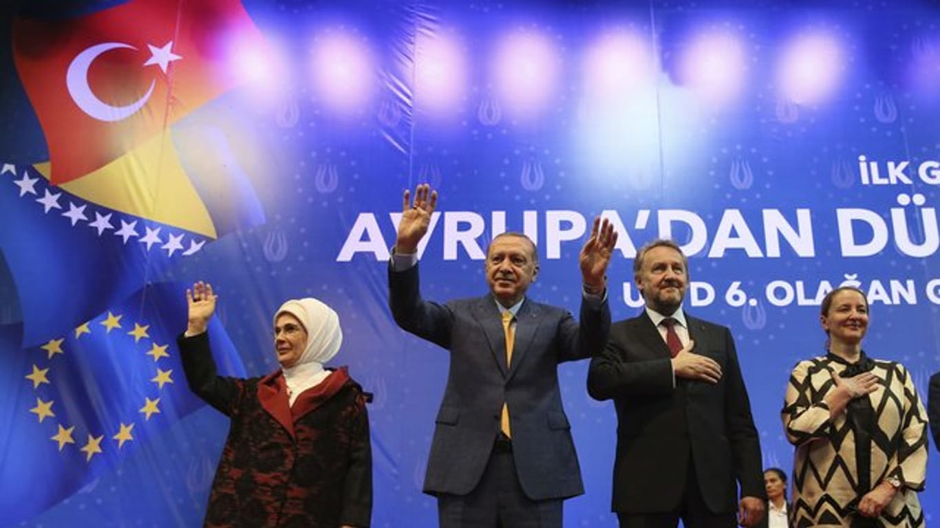 Erdogan und Bakir Izetbegovic mit ihren Ehefrauen Emine und Sebija.