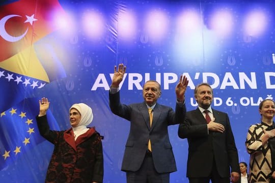 Erdogan und Bakir Izetbegovic mit ihren Ehefrauen Emine und Sebija.