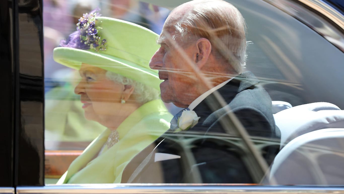 Immer recht freundlich: Die Queen ermahnte ihren Gatten weiterzuwinken.