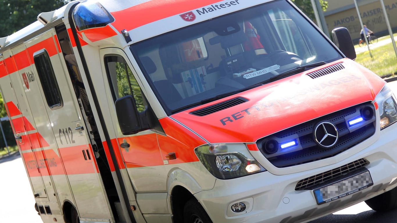 Krankenwagen des Malteser Rettungsdienstes: In Bayern ist ein Junge acht Meter in die Tiefe gestürzt.