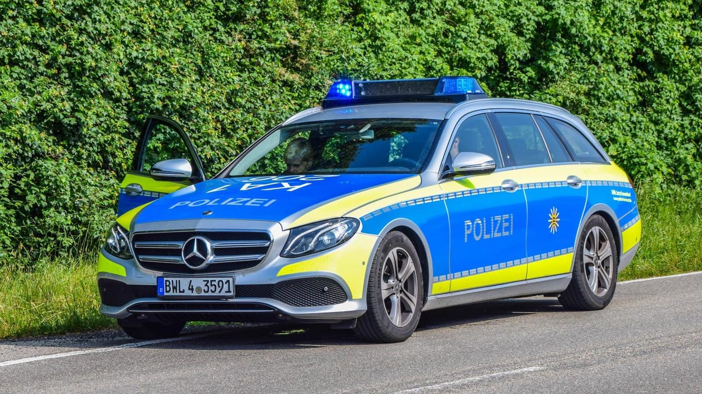 Polizeiwagen am Rande einer Landstraße (Archivbild): Die Stuttgarter Polizei ermittelt im Falle eines mutmaßlichen illegalen Autorennens.